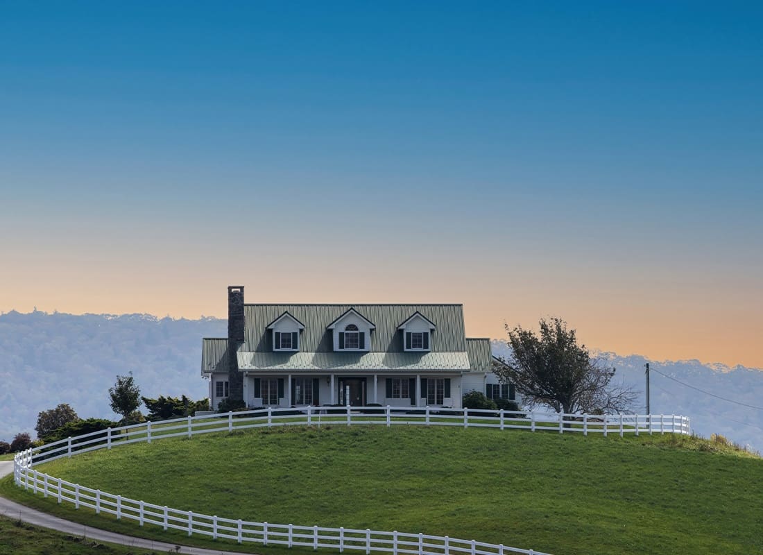 Newland, NC - Gorgeous White Home on Top of the Mountain in Newland, North Carolina